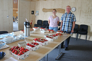 Lena Lips und Josef Eichhorn hatten eine Erdbeerverkostung fr die Teilnehmer vorbereitet.