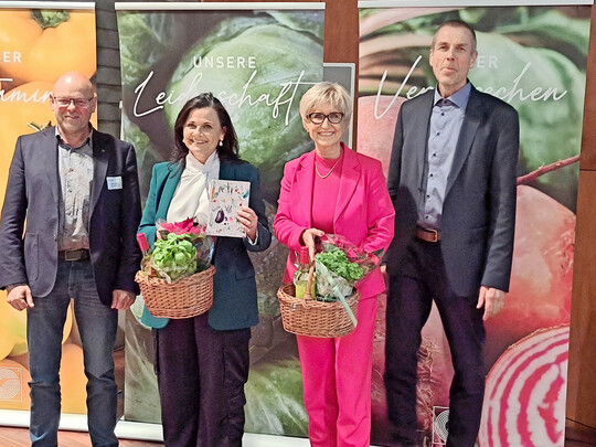 Thomas Albers (links) und Christian Ufen (rechts) begrüßten am Nachmittag Gitta Connemann (2. v. l.) und Eva Kähler-Theuerkauf (2. v. r.) bei der Herbsttagung.