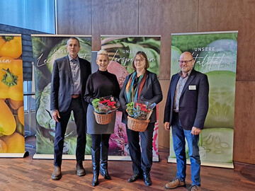 Sorgten f�r einen angeregten politischen Austausch bei der Herbsttagung in Papenburg (von links): Christian Ufen, Vorsitzender der Bundesfachgruppe, Staatssekret�rin Silvia Breher, Staatssekret�rin Frauke Patzke und Thomas Albers, Vorsitzender des Wirtschaftsverbands Gartenbau Norddeutschland.