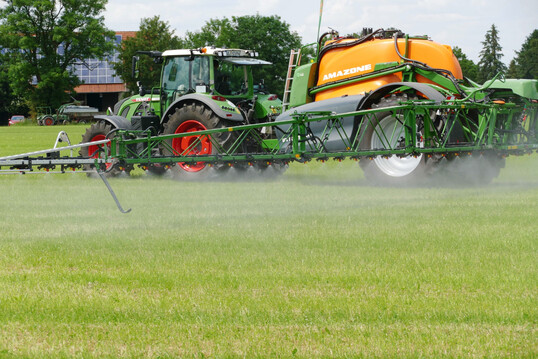 Die Kombination aus Applikationstechnik und KI soll Gewässer schützen und Landwirte entlasten.