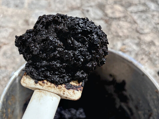 Künstlicher Torf aus verschiedenen Biomassen, hergestellt in einem Schnellkochtopf.