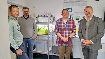 Prof. Jan-Paul Lüdtke, Prof. Carsten Burmeister, Christian Krug (Projektinitiatoren) und Prof. Eike Harms (Hochschulpräsident) (v. l.) präsentieren die Aquaponik-Anlage im Industire 4.0-Labor der Fachhochschule Wedel.