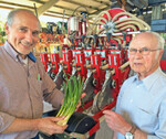 Vater Friedrich (r.) und Sohn Werner
Trinkel (l.) unterstützen den seit
den 1960er-Jahren aufstrebenden
deutschen Gemüsebau durch die
Bereitstellung arbeitserleichternder
Maschinen.