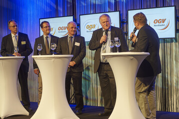 Interessante Diskussionen zur aktuellen Situation in der Landwirtschaft gab es im Rahmen der Jubilumsveranstaltung und Neubaueinweihung bei der OGA NORDBADEN in Bruchsal. Podiumsteilnehmer waren Hans Lehar, geschftsfhrender Vorstand der OGA, Simon Schumacher, Vorstandssprecher beim Verband Sddeutscher Spargel- und Erdbeeranbauer e.V., Werner Kunz, Vorsitzender des Kreisbauernverbands Karlsruhe, Joachim Hauck, Ministerialdirigent Ministerium Lndlicher Raum und Verbraucherschutz Baden-Wrttemberg sowie SWR-Moderator Jrgen Essig (von links nach rechts).