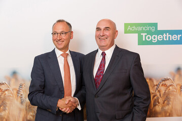 Werner Baumann (links), Vorsitzender des Vorstands der Bayer AG, und Hugh Grant, Chairman und Chief Executive Officer von Monsanto.