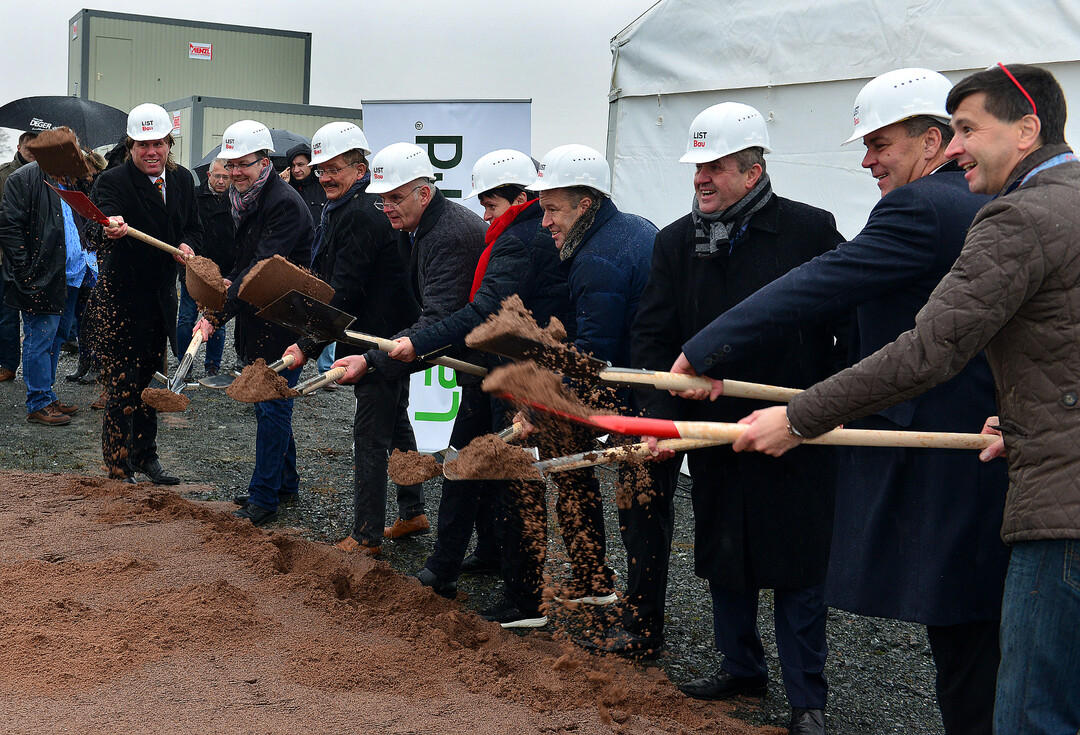 Auf dem Bild vom Spatenstich sehen Sie von links: Bürgermeister Gemeinde Striegistal Bernd Wagner, Guido Krüger (Landgard Bereichsleiter Immobilienmanagement), Jürgen Zverina (Geschäftsführer Landgard Obst& Gemüse Chemnitz), stellv. Landrat Landratsamt Mittelsachsen Dr. Lothar Beier, Frau MdL Iris Firmenich Sächsischer Landtag, Armin Rehberg (Vorstandsvorsitzender der Landgard eG), Bert Schmitz (Aufsichtsratsvorsitzender der Landgard eG), Jens Pawlik (Geschäftsführer Landgard Obst & Gemüse Chemnitz-Dresden), Detlef Sager (Vertriebsingenieur List Bau Bielefeld).