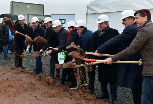 Auf dem Bild vom Spatenstich sehen Sie von links: Brgermeister Gemeinde Striegistal Bernd Wagner, Guido Krger (Landgard Bereichsleiter Immobilienmanagement), Jrgen Zverina (Geschftsfhrer Landgard Obst& Gemse Chemnitz), stellv. Landrat Landratsamt Mittelsachsen Dr. Lothar Beier, Frau MdL Iris Firmenich Schsischer Landtag, Armin Rehberg (Vorstandsvorsitzender der Landgard eG), Bert Schmitz (Aufsichtsratsvorsitzender der Landgard eG), Jens Pawlik (Geschftsfhrer Landgard Obst & Gemse Chemnitz-Dresden),  Detlef Sager (Vertriebsingenieur List Bau Bielefeld). 