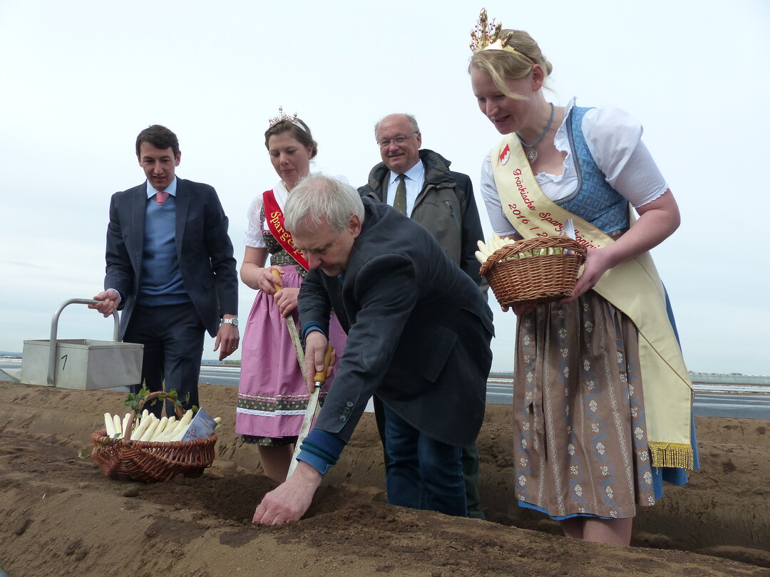 (v .l.) Peter Höfler (Kreisobmann des BBV), Knoblauchsländer Spargelprinzessin Veronika Höfler, Umweltreferent der Stadt Nürnberg Dr. Peter Pluschke, dahinter Horst Krehn, Leitender Landwirtschaftsdirektor AELF Fürth, sowie Fränkische Spargelkönigin Anna Hennicke
