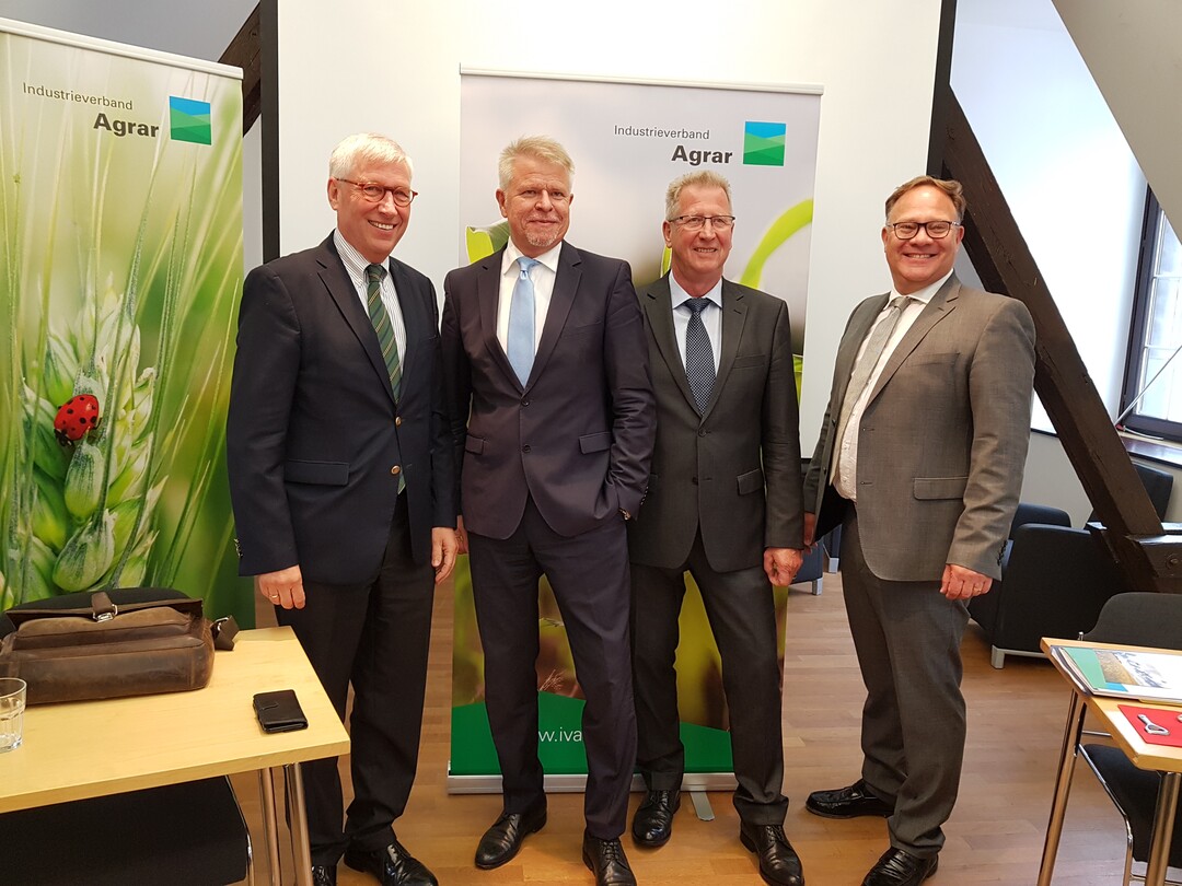 IVA-Spitze (v. l.): Dr. Dietrich Pradt, IVA-Hauptgeschäftsführer, Dr. Helmut Schramm, IVA-Präsident, Ulrich Foth, Fachbereich Pflanzenernährung, und Martin May, Geschäftsführer
