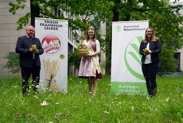  Die Frnkische Spargelknigin Christiane Reinhart (Mitte) und die Vorsitzende des Spargel-Erzeugerverbandes Franken Miriam Adel sind trotz des khlen Wetters zufrieden mit der Saison, wie sie dem Prsidenten des Bayerischen Bauernverbandes Walter Heidl berichten. 