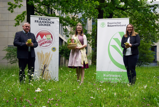    Die Frnkische Spargelknigin Christiane Reinhart (Mitte) und die Vorsitzende des Spargel-Erzeugerverbandes Franken Miriam Adel sind trotz des khlen Wetters zufrieden mit der Saison, wie sie dem Prsidenten des Bayerischen Bauernverbandes Walter Heidl berichten.  