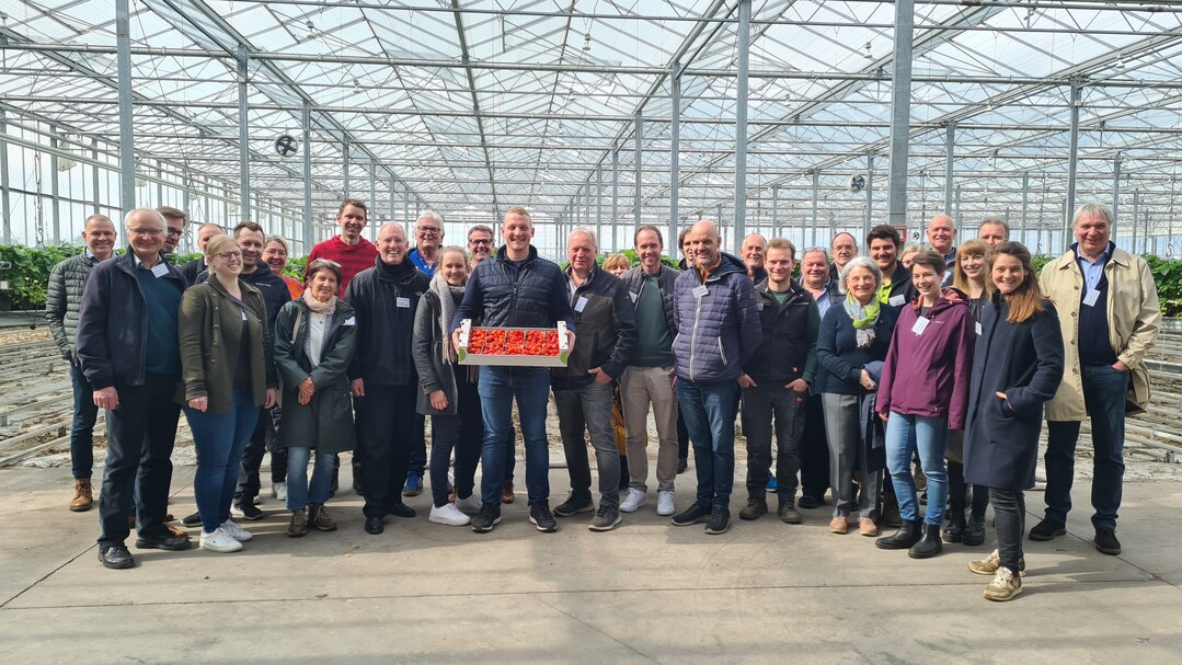 Rund 30 Teilnehmende folgten der Einladung von Edelrot und Agrobusiness Niederrhein e. V. zur Besichtigung des Erdbeerbetriebs in Viersen.