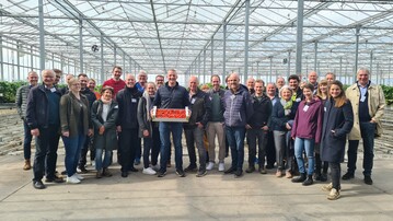 Rund 30 Teilnehmende folgten der Einladung von Edelrot und Agrobusiness Niederrhein e. V. zur Besichtigung des Erdbeerbetriebs in Viersen.