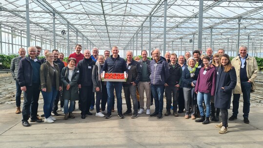 Rund 30 Teilnehmende folgten der Einladung von Edelrot und Agrobusiness Niederrhein e. V. zur Besichtigung des Erdbeerbetriebs in Viersen.