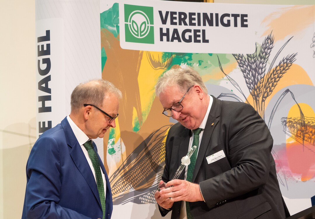 Jens Stechmann (links) berreichte Klaus Mugele das sogenannte Hagelkristall fr besondere Verdienste.