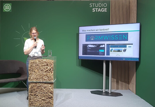 Svea Lynn Schaffner bei der Pr�sentation des Projekts FARMWISSEN auf der Agritechnica 2025.