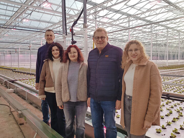 Starke Familienbande: Julia, Heinz-Jürgen, Lucyna und Olivia Albers (von rechts) haben sich ganz dem Anbau von Wurzelsalaten in Hydroponik verschrieben. Mit auf dem Bild (links): Christian Ufen, der Vorsitzende der Bundesfachgruppe Gemüsebau, der im Rahmen der Herbsttagung in Papenburg einen Blick hinter die Kulissen des Betriebes warf.