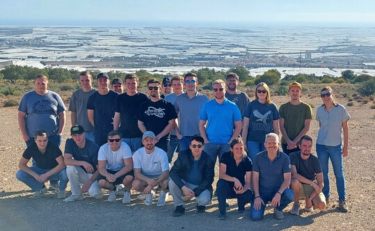 Die Fachsch�ler des DLR Rheinpfalz auf Exkursion in Spanien � im Hintergrund das �Plastikmeer� des Gem�seanbaus von Almer�a.