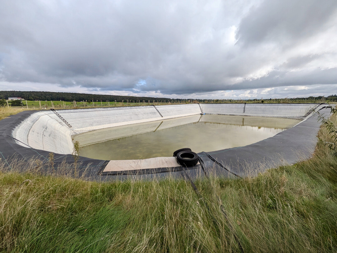 Erdfolienbecken sind in den Boden eingegraben und haben eine gro�e Speicherkapazit�t.