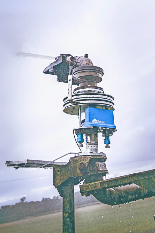 Beim Einsatz von Gro�fl�chenregnern l�sst sich die Wasserverteilung auf dem Feld mithilfe einer Sektorsteuerung optimieren.