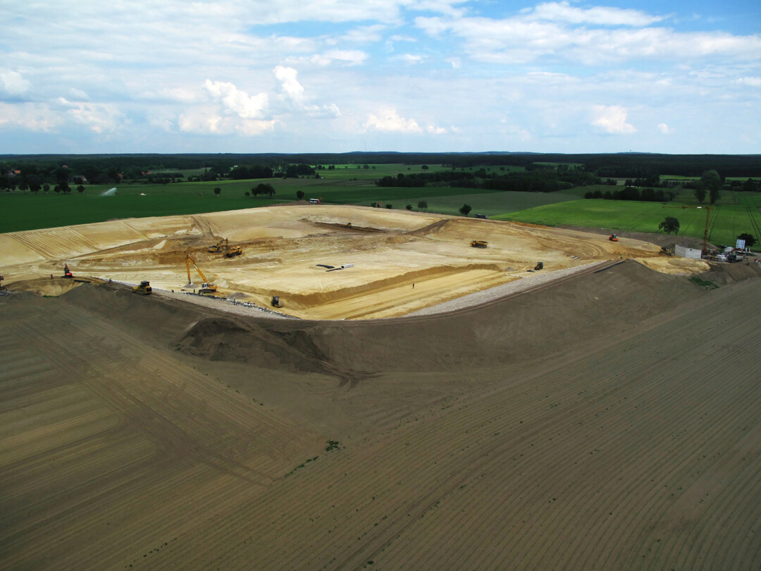 Gro�e Speicherbecken unterst�tzen die Wasserverf�gbarkeit f�r die Beregnung.