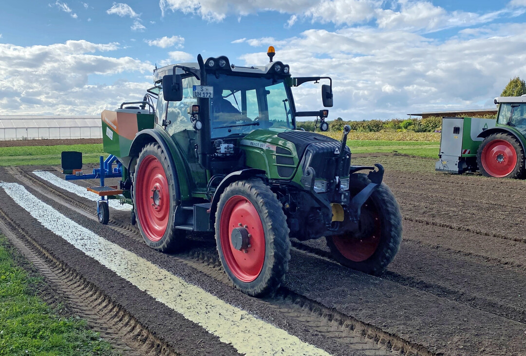 Neue Methode und interessante Alternative zur klassischen Mulchfolie: aufspritzbares, biologisch abbaubares Mulchmaterial.