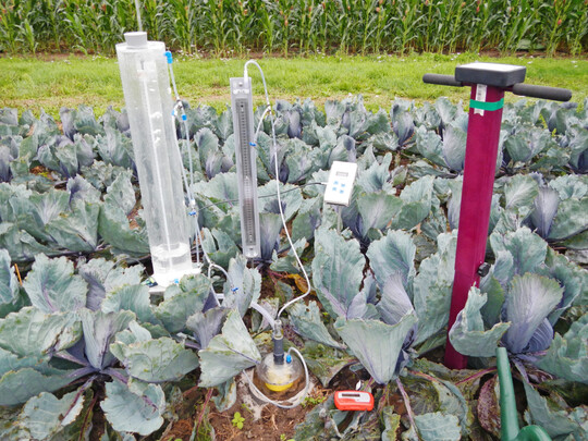 Mit sogenannten Haubeninfiltrometern wurde die Infiltrationsleistung der Böden gemessen.