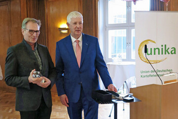 „UNIKAt“-Preisträger Martin Rave (links) und der UNIKA-Vorsitzende Olaf Feuerborn