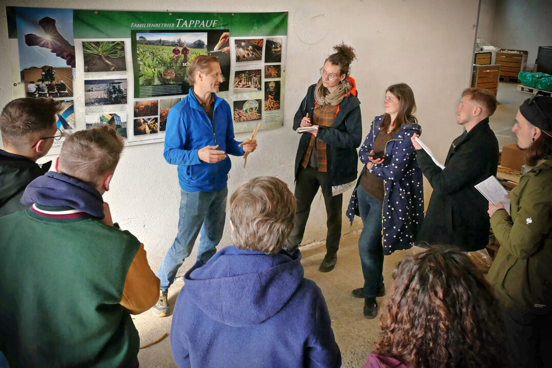 Betriebsinhaber Franz Tappauf (Mitte) f�hrte die Meisterklasse in die Geheimnisse des Meerrettichanbaus � in �sterreich Kren genannt � ein.