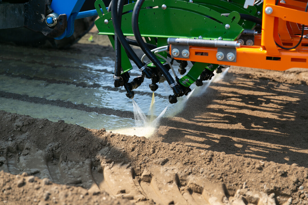 Das TFZ in Straubing hat ein spritzbares Mulchmaterial entwickelt, das Plastikfolien und Herbizide im Gemüsebau ersetzen kann.