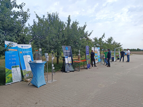 Auf dem Bew�sserungsfeldtag des LLH konnten sich Betriebe �ber aktuelle Technik in der Feldberegnung informieren. 