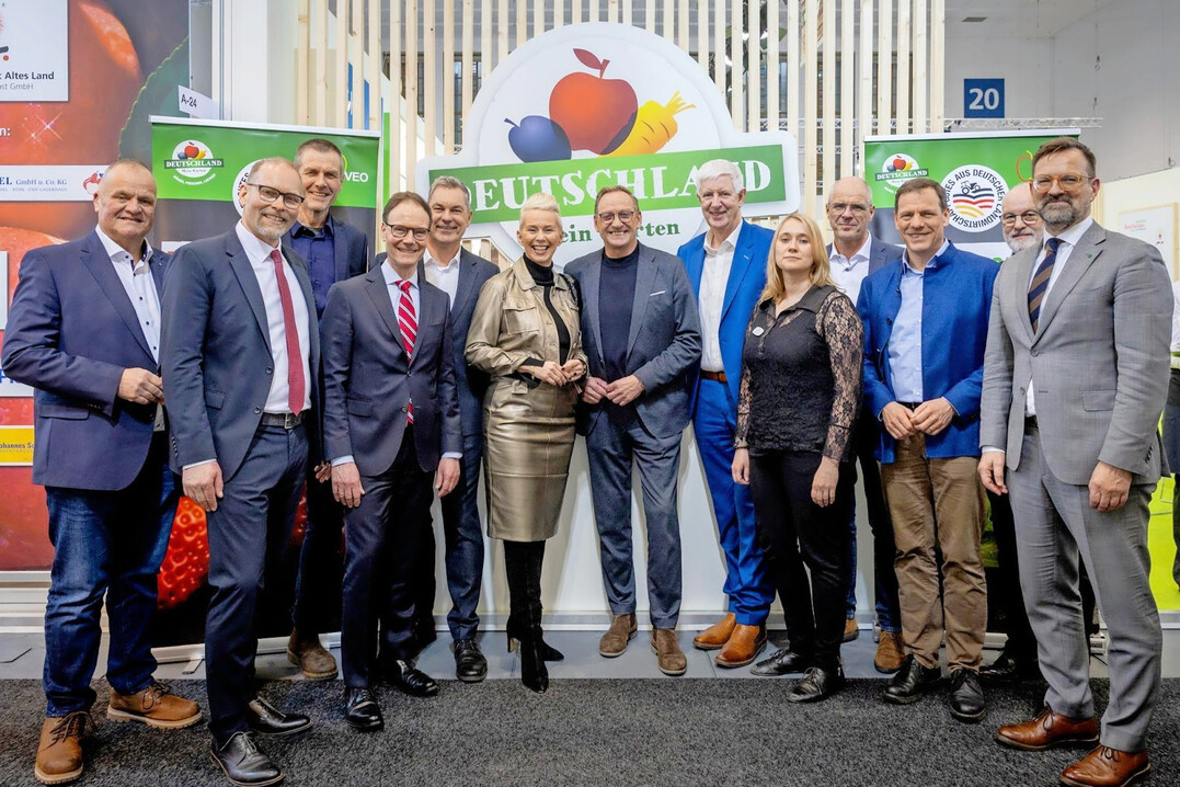 DRV/BVEO und Fachverb�nde im Gruppenbild mit Staatssekrt�rin Silvia Breher (Mitte)