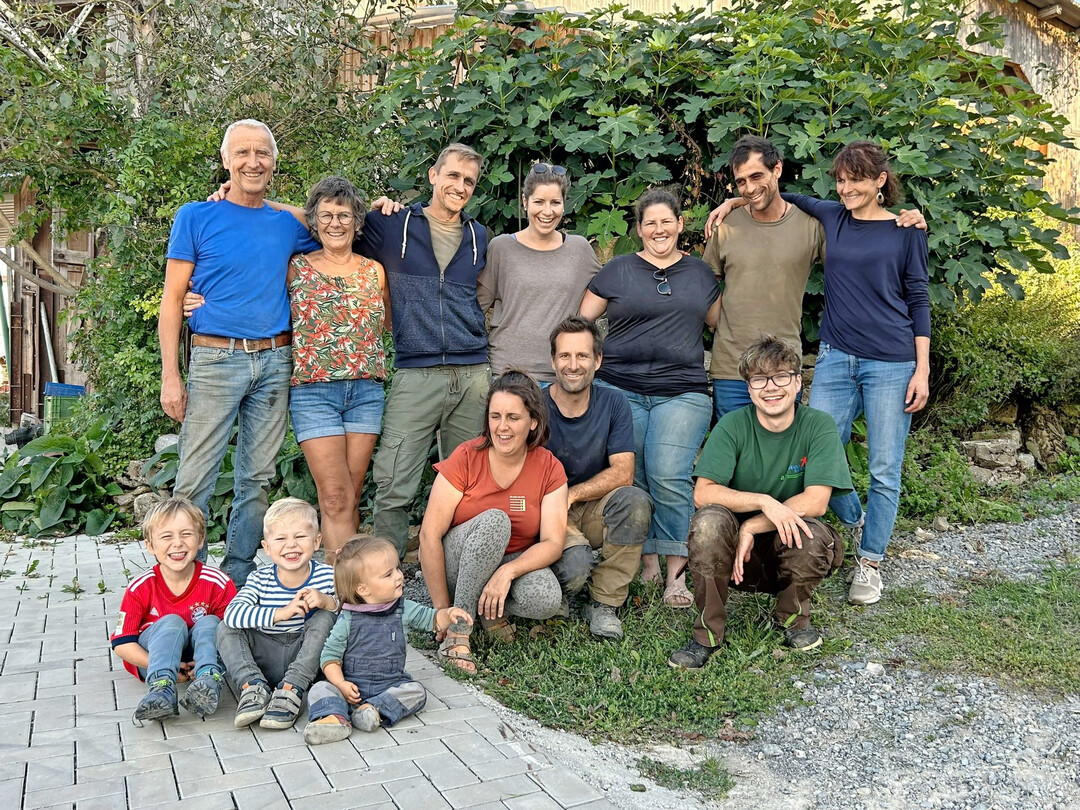 Das Team des Biohofs Oberaltertheim unter anderem mit Dieter Kraus-Egbers und seiner Frau B�rbel (hinten links), David Egbers mit Ehefrau (rechts daneben) und Lorenz Mossmann mit Ehefrau (vorne, Mitte knieend).