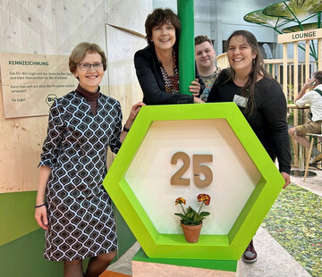 Das 25-j�hrige Bestehen feierte die BLE bereits auf der Gr�nen Woche (von links): Dr. Margareta B�ning-Fesel, Pr�sidentin der BLE, Sandra Beck, Mitarbeiterin im Team Bio-Siegel, Samuel Fischer, Auszubildender in der BLE, Verena Nees, Mitarbeiterin im Team Bio-Siegel.