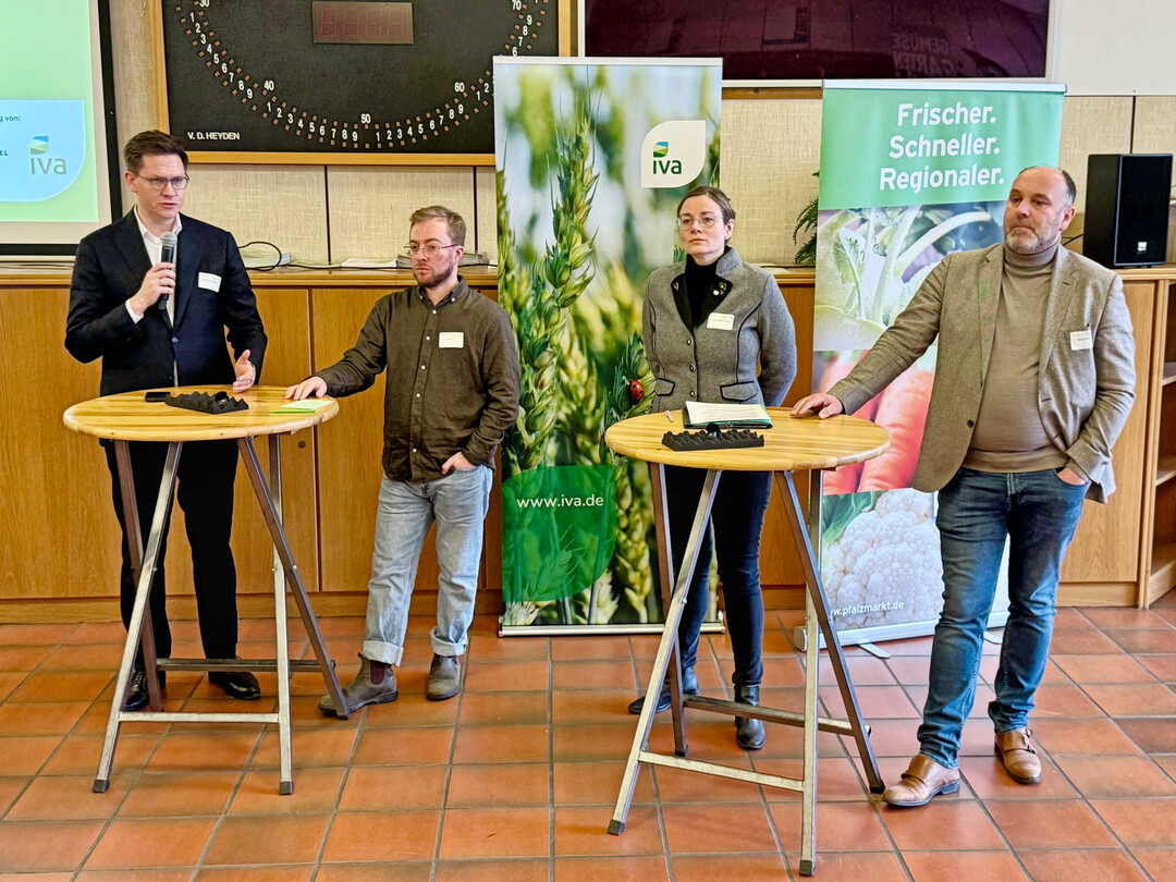Politische Debatte �ber Pflanzenschutz im Pfalzmarkt in Mutterstadt (von links): Johannes Steiniger, MdB (CDU), Paul Bunjes (B�ndnis 90/Die Gr�nen), Isabel Mackensen-Geis, MdB (SPD), Marco Weber, MdL (FDP).