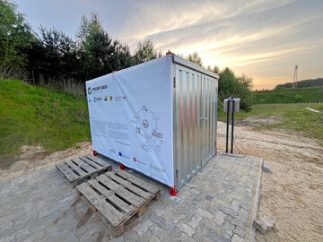 In diesem mobilen Container befindet sich der Insektenbioreaktor. Er macht es m�glich, direkt auf dem Betrieb aus Gem�sereststoffen neuen D�nger zu gewinnen.
