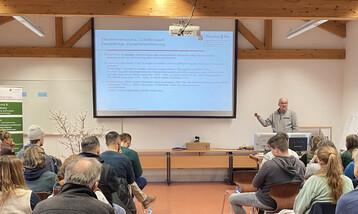 Beim �ko-Gem�sebautag in Schifferstadt stellte Manfred Mohr die Versuchsergebnisse zur Zikaden-Abwehr in Kartoffeln vor.