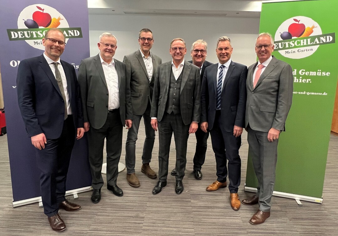 Von links: Dr. Christian Weseloh, Geschäftsführer BVEO; Hans-Jörg Friedrich, Vorsitzender Fachausschuss Obst und Gemüse im Deutschen Raiffeisenverband; Christian Ufen, Vorsitzender Fachgruppe Gemüsebau im Bundesausschuss Obst und Gemüse; Franz-Josef Holzenkamp, Präsident Deutscher Raiffeisenverband; Jens Stechmann, Vorsitzender Bundesausschuss Obst und Gemüse; Johannes Bliestle, Vorsitzender BVEO und Dr. Henning Ehlers, Hauptgeschäftsführer Deutscher Raiffeisenverband