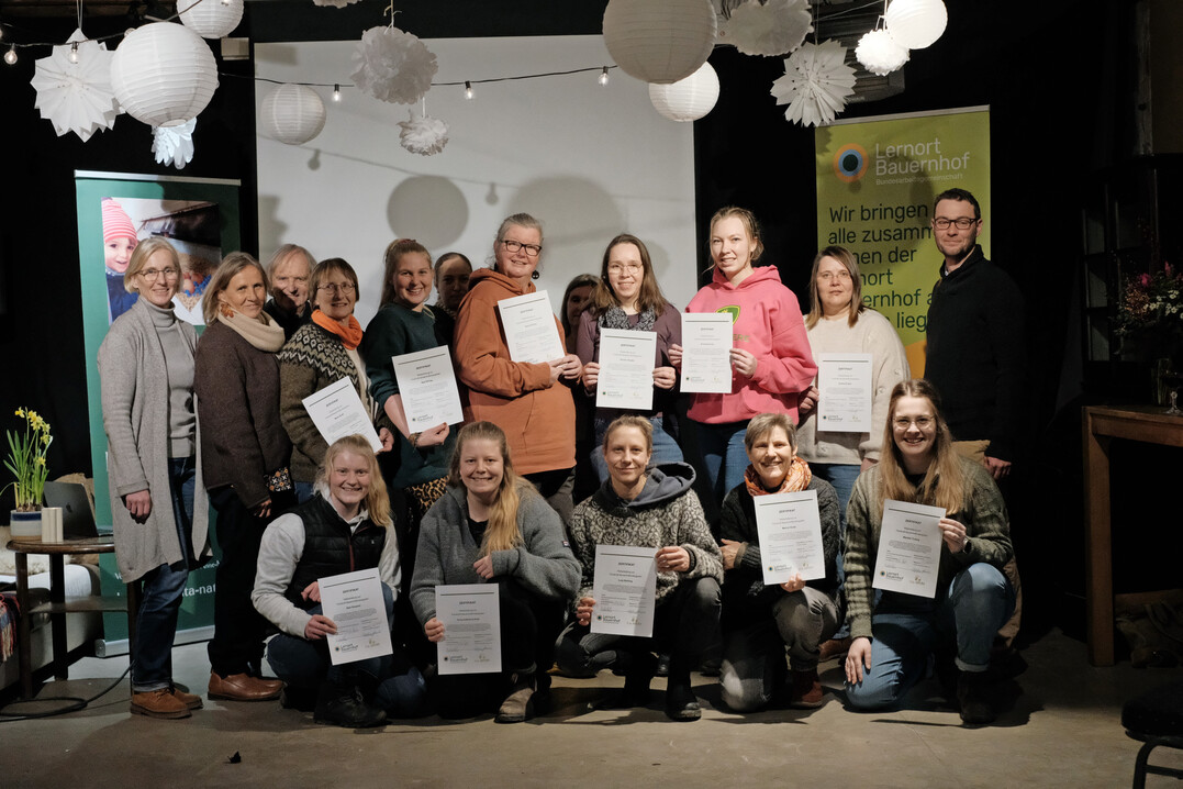 Die Fortbildung der Fachkr�fte f�r Bauernhofkinderg�rten war in zwei Kursgruppen aufgeteilt. Der �Nordkurs� �bernahm am 21. Februar auf dem Wilkenshoff in Niedersachsen seine Zertifikate.