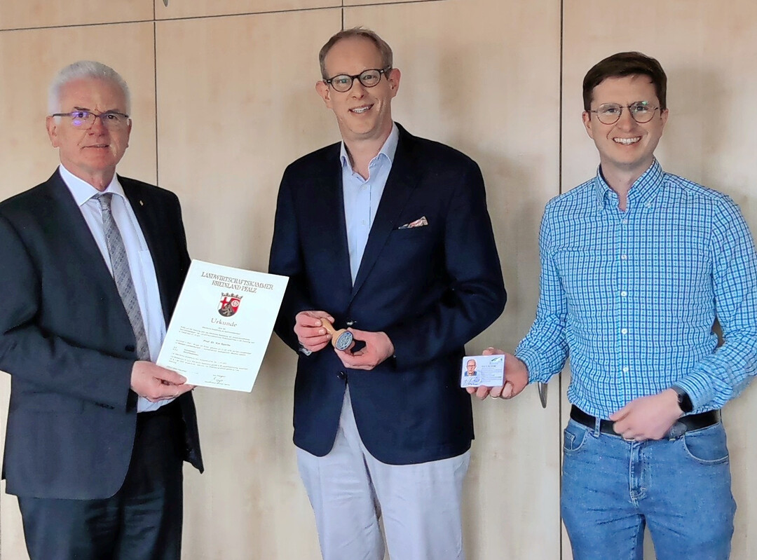 Von links: Kammerdirektor Dr. Markus Heil vereidigte Prof. Dr. Kai Sparke gemeinsam mit dem zust�ndigen Referatsleiter Jan Hendrik M�ller.