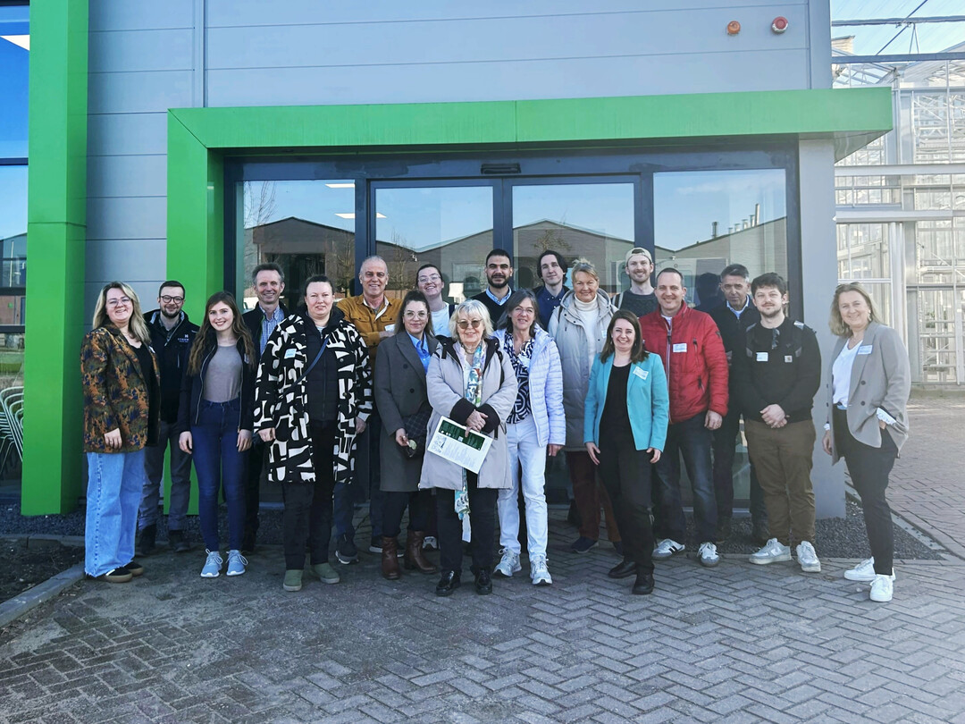 Die Besuchergruppe nach dem Rundgang vor einem Geb�ude des NPEC.