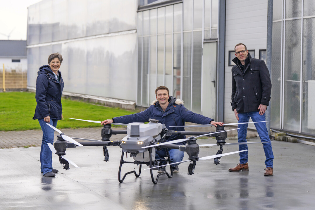 Dr. Anke Schirocki und Marcus Trappe (beide au�en im Bild) lassen sich von Sebastian Hylewicz die Agrardrohne zur Schattierung von Gew�chsh�usern vorf�hren.