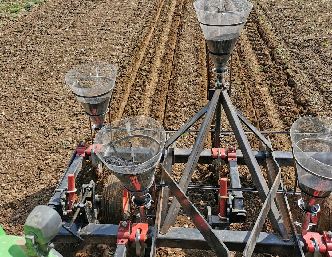 Innovative Einbringung von Pflanzenkohle im Langzeitversuch Humuvation in Gilserberg. Diese Ma�nahme der regenerativen Landwirtschaft verbindet Tiefenlockerung und Pflanzenkohleapplikation in der Wurzelzone miteinander.

