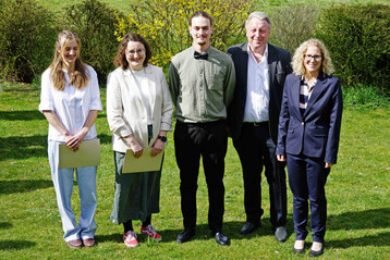 Die besten Meisterinnen und Meister 2026 aus F�rth (von links): Josefine Becker, Anna Ehemann und Konstantin Lipf mit Heinz Wenkheimer (Vorsitzender des Meisterpr�fungsausschusses Gem�sebau) und Uta H�bner (Schulleiterin).