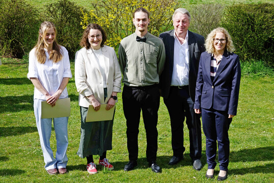 Die besten Meisterinnen und Meister 2026 aus F�rth (von links): Josefine Becker, Anna Ehemann und Konstantin Lipf mit Heinz Wenkheimer (Vorsitzender des Meisterpr�fungsausschusses Gem�sebau) und Uta H�bner (Schulleiterin).