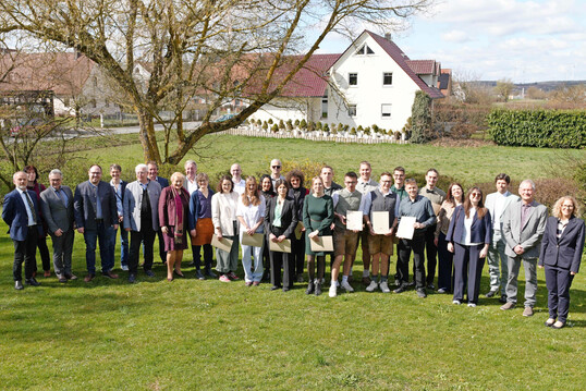 Die 18 Absolventinnen und Absolventen 2026 der staatlichen Fachschule f�r Agrarwirtschaft F�rth mit Ehreng�sten und Lehrern.