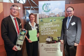 Dr. Jrgen Bruder (IK Hauptgeschftsfhrer), Dr. Regina Dube (Leiterin Wasserwirtschaft und Ressourcenschutz Bundesumweltministerium) und Roland Straburger (IK Prsident und CEO Schtz) auf dem Parlamentarischen Abend der Kunststoff verarbeitenden Industrie Ende Juni in Berlin. Die IK-Initiative ERDE (Erntekunststoffe Recycling Deutschland) verpflichtet sich 65 Prozent aller in Deutschland auf den Markt gebrachten Silo- und Stretchfolien bis zum Jahr 2022 zu sammeln und zu recyceln.