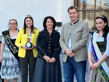 Das Bild zeigt von links: Verena Wenger, Bayerische Kartoffelknigin, Carolin Meyer, Frnkische Weinknigin, Agrarministerin Michaela Kaniber, Ministerprsident Dr. Markus Sder, Annalena Fischhaber, Schrobenhausener Spargelknigin.