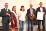Christoph Nagelschmitz wurde für seine besonderen Verdienste um den deutschen Gartenbau mit der ZVG-Ehrennadel in Gold geehrt. (v.l.) ZVG-Präsident Jürgen Mertz, die Deutsche Blumenfee 2023/24 Kathrin Köhler, Ursula Nagelschmitz, Christoph Nagelschmitz und Vorsitzender der Bundesfachgruppe Gemüsebau Christian Ufen.