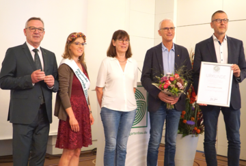 Christoph Nagelschmitz wurde fr seine besonderen Verdienste um den deutschen Gartenbau mit der ZVG-Ehrennadel in Gold geehrt. (v.l.) ZVG-Prsident Jrgen Mertz, die Deutsche Blumenfee 2023/24 Kathrin Khler, Ursula Nagelschmitz, Christoph Nagelschmitz und Vorsitzender der Bundesfachgruppe Gemsebau Christian Ufen.
